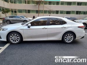 Toyota Camry 2.5 LE HYBRID 2023 года из Южной Кореи