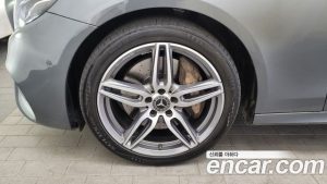Mercedes-Benz E-Class E300 4MATIC AMG Line 2020 года из Южной Кореи