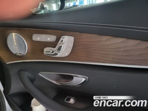 Mercedes-Benz E-Class E300e 4MATIC Exclusive 2021 года из Южной Кореи