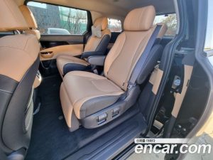 Kia Carnival Бензин 9-Seater Signature 2023 года из Южной Кореи