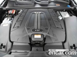 Bentley Bentayga 4.0 V8 Azure 2023 года из Южной Кореи