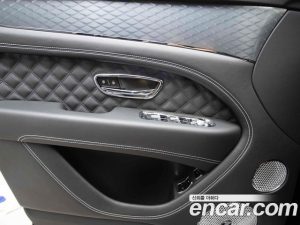 Bentley Bentayga 4.0 V8 Azure 2023 года из Южной Кореи