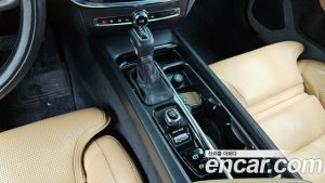 Volvo V60 T5 PRO AWD 2020 года из Южной Кореи