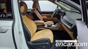 Kia Carnival Бензин 9-Seater Signature 2023 года из Южной Кореи