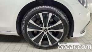Mercedes-Benz E-Class E300e 4MATIC Exclusive 2021 года из Южной Кореи