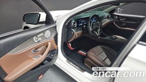 Mercedes-Benz E-Class E300 4MATIC AMG Line 2020 года из Южной Кореи