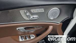 Mercedes-Benz E-Class E300 4MATIC AMG Line 2020 года из Южной Кореи