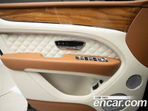 Bentley Bentayga 4.0 V8 Azure 2023 года из Южной Кореи