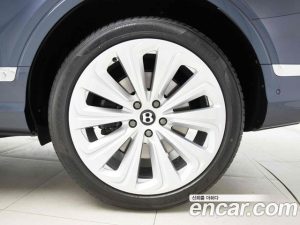 Bentley Bentayga 4.0 V8 Azure 2023 года из Южной Кореи
