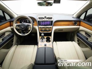 Bentley Bentayga 4.0 V8 Azure 2023 года из Южной Кореи