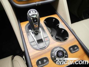 Bentley Bentayga 4.0 V8 Azure 2023 года из Южной Кореи