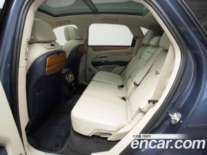 Bentley Bentayga 4.0 V8 Azure 2023 года из Южной Кореи