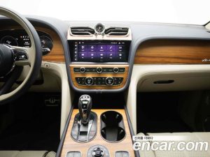 Bentley Bentayga 4.0 V8 Azure 2023 года из Южной Кореи
