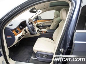 Bentley Bentayga 4.0 V8 Azure 2023 года из Южной Кореи
