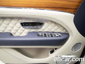 Bentley Bentayga 4.0 V8 Azure 2023 года из Южной Кореи