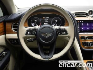 Bentley Bentayga 4.0 V8 Azure 2023 года из Южной Кореи