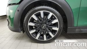 Mini Cooper CLASSIC COMFORT PACK 2023 года из Южной Кореи
