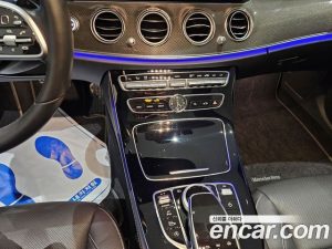 Mercedes-Benz E-Class E300 4MATIC AMG Line 2020 года из Южной Кореи