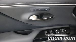 Lexus ES Luxury Plus 2025 года из Южной Кореи