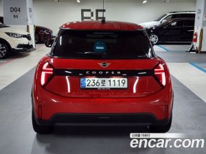Mini Cooper ESSENTIAL 2025 года из Южной Кореи