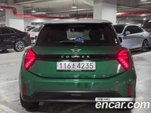 Mini Cooper CLASSIC 2025 года из Южной Кореи
