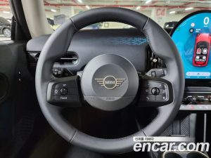 Mini Cooper ESSENTIAL 2025 года из Южной Кореи