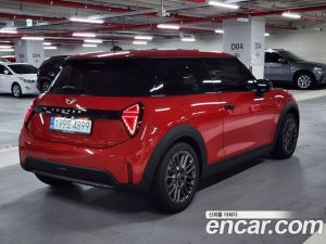 Mini Cooper ESSENTIAL 2025 года из Южной Кореи