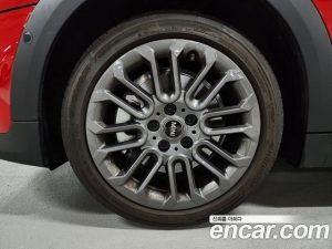 Mini Cooper ESSENTIAL 2025 года из Южной Кореи