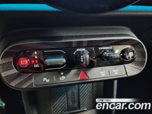 Mini Cooper ESSENTIAL 2025 года из Южной Кореи