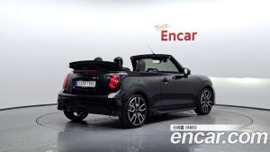 Mini Cooper Convertible JCW 2025 года из Южной Кореи