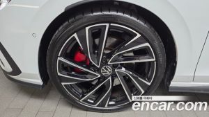Volkswagen Golf 2.0 GTI 2024 года из Южной Кореи