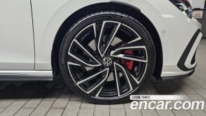 Volkswagen Golf 2.0 GTI 2024 года из Южной Кореи
