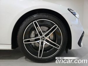 Mercedes-Benz E-Class E300 4MATIC AMG Line 2024 года из Южной Кореи