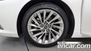 Lexus ES Luxury Plus 2025 года из Южной Кореи