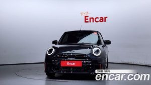Mini Cooper Convertible JCW 2025 года из Южной Кореи
