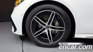 Mercedes-Benz E-Class E300 4MATIC AMG Line 2025 года из Южной Кореи
