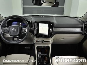Volvo XC40 B4 Ultra Bright 2024 года из Южной Кореи