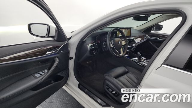 40740987_010.jpg BMW 5-Series 520i Luxury 2023 года из Южной Кореи