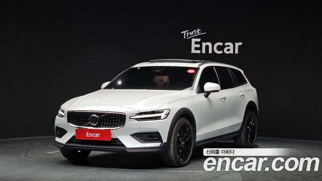 Volvo V60 B5 ULTIMATE AWD 2024 года из Кореи
