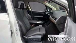 BMW 2-Series 220i Luxury 2023 года из Южной Кореи