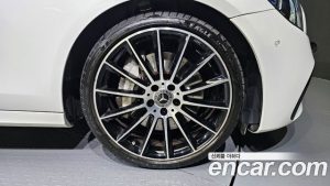 Mercedes-Benz E-Class E350 4MATIC AMG Line 2023 года из Южной Кореи