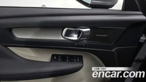 Volvo XC40 B4 Ultra Bright 2025 года из Южной Кореи