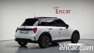 Mini Cooper 5Door Favoured 2025 года из Южной Кореи