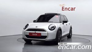 Mini Cooper 5Door Favoured 2025 года из Южной Кореи