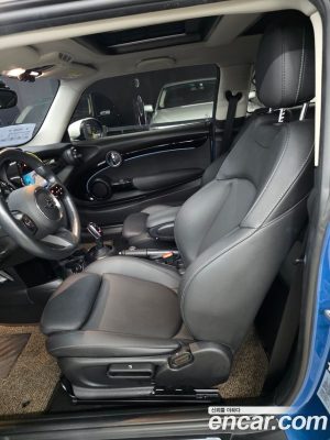 Mini Cooper CLASSIC Plus COMFORT PACK 2023 года из Южной Кореи