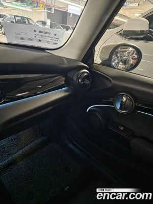 Mini Cooper CLASSIC Plus COMFORT PACK 2023 года из Южной Кореи