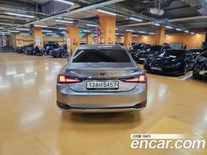 Lexus ES Luxury Plus 2025 года из Южной Кореи