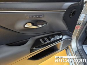 Lexus ES Luxury Plus 2025 года из Южной Кореи