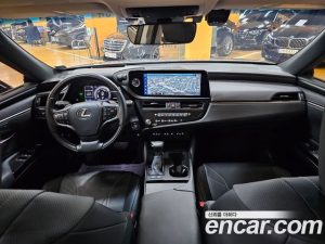Lexus ES Luxury Plus 2025 года из Южной Кореи