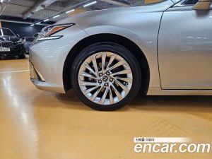 Lexus ES Luxury Plus 2025 года из Южной Кореи